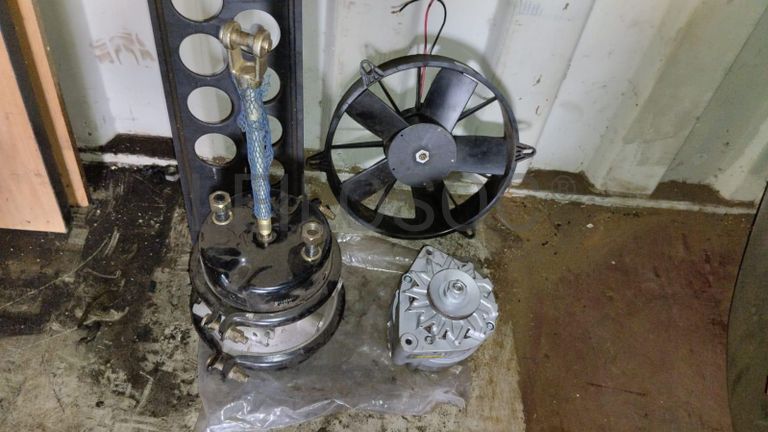 Máquina de soldar tubos pVC + Máquina de soldar tubos PVC   + Compressor de Ar   + Bombas de água  + Macaco hidráulico + Rolos de Arrame   + Aventais de couro  + Diversos + Diversos + Cabos Hidráulicos + Diversos + Diversos + Mobiliário + Diversos + Diversos + Contentor de 40P ·