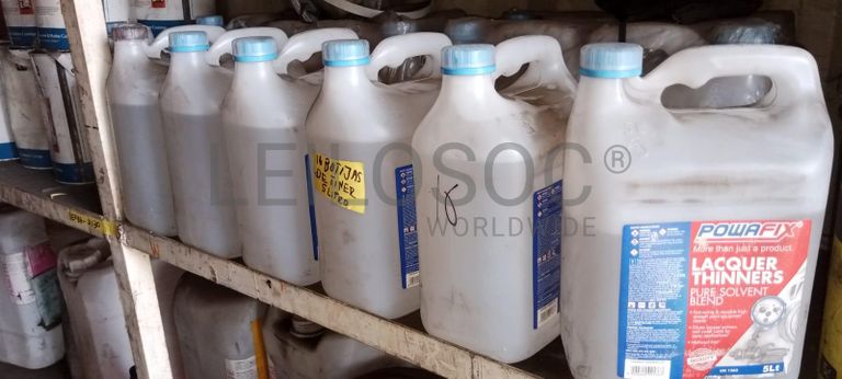 Diversos + Diversos + Rolo de fita + Diversos + Papel higiénico   + Diversos + Diversos + Diversos + Diversos + Diversos + Tinta dulux + Diversos + Placas de sinalização   + Contentor de 40P ·