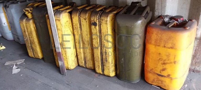 Diversos + Diversos + Rolo de fita + Diversos + Papel higiénico   + Diversos + Diversos + Diversos + Diversos + Diversos + Tinta dulux + Diversos + Placas de sinalização   + Contentor de 40P ·