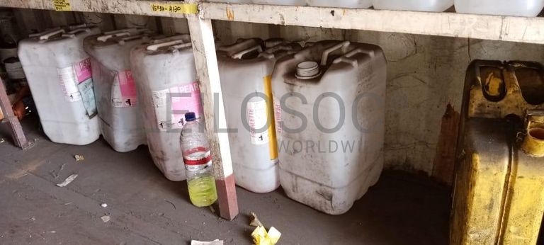 Diversos + Diversos + Rolo de fita + Diversos + Papel higiénico   + Diversos + Diversos + Diversos + Diversos + Diversos + Tinta dulux + Diversos + Placas de sinalização   + Contentor de 40P ·