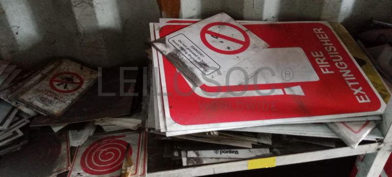 Diversos + Diversos + Rolo de fita + Diversos + Papel higiénico   + Diversos + Diversos + Diversos + Diversos + Diversos + Tinta dulux + Diversos + Placas de sinalização   + Contentor de 40P ·