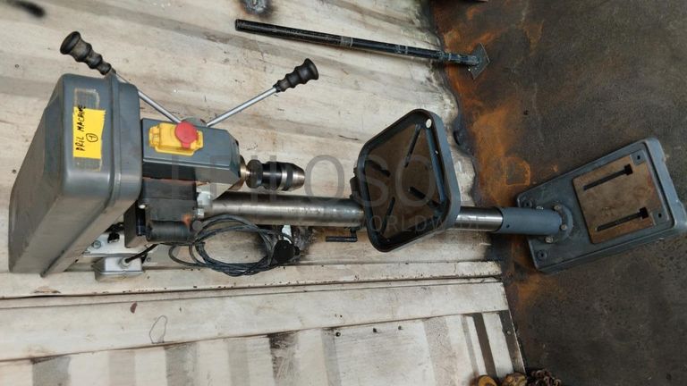 Furadeira + Compressor de Ar "Atlas Copco". + Diversos + Máquina multifuncional   + Guinchos + Macaco hidráulico   + Diversos + Diversos + Diversos + Diversos + Grampo   + Diversos + Diversos + Diversos + Diversos +  Tambores 400L de óleo hidráulico. + Bombas de abastecimento de óleo hidráulico   + Compressor de Ar   + Diversos + Tubos de mangueira   + Diversos + Botijão de gás 50L   + Diversos + Diversos + Contentor de 40P ·