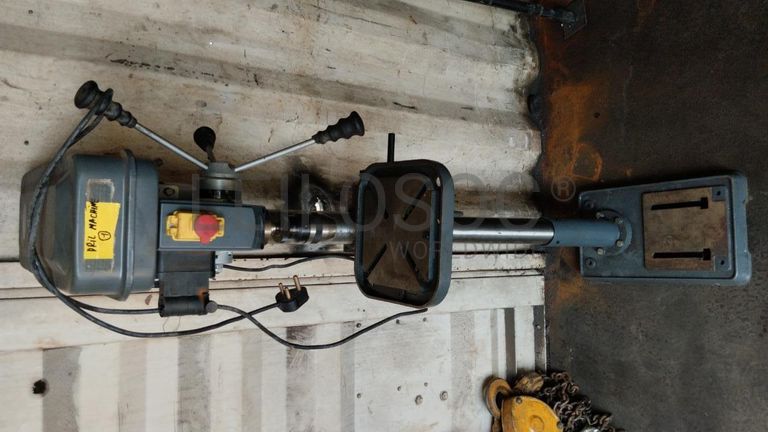 Furadeira + Compressor de Ar "Atlas Copco". + Diversos + Máquina multifuncional   + Guinchos + Macaco hidráulico   + Diversos + Diversos + Diversos + Diversos + Grampo   + Diversos + Diversos + Diversos + Diversos +  Tambores 400L de óleo hidráulico. + Bombas de abastecimento de óleo hidráulico   + Compressor de Ar   + Diversos + Tubos de mangueira   + Diversos + Botijão de gás 50L   + Diversos + Diversos + Contentor de 40P ·