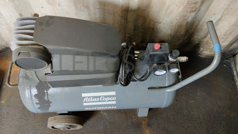 Furadeira + Compressor de Ar "Atlas Copco". + Diversos + Máquina multifuncional   + Guinchos + Macaco hidráulico   + Diversos + Diversos + Diversos + Diversos + Grampo   + Diversos + Diversos + Diversos + Diversos +  Tambores 400L de óleo hidráulico. + Bombas de abastecimento de óleo hidráulico   + Compressor de Ar   + Diversos + Tubos de mangueira   + Diversos + Botijão de gás 50L   + Diversos + Diversos + Contentor de 40P ·