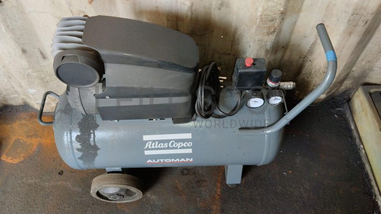 Furadeira + Compressor de Ar "Atlas Copco". + Diversos + Máquina multifuncional   + Guinchos + Macaco hidráulico   + Diversos + Diversos + Diversos + Diversos + Grampo   + Diversos + Diversos + Diversos + Diversos +  Tambores 400L de óleo hidráulico. + Bombas de abastecimento de óleo hidráulico   + Compressor de Ar   + Diversos + Tubos de mangueira   + Diversos + Botijão de gás 50L   + Diversos + Diversos + Contentor de 40P ·