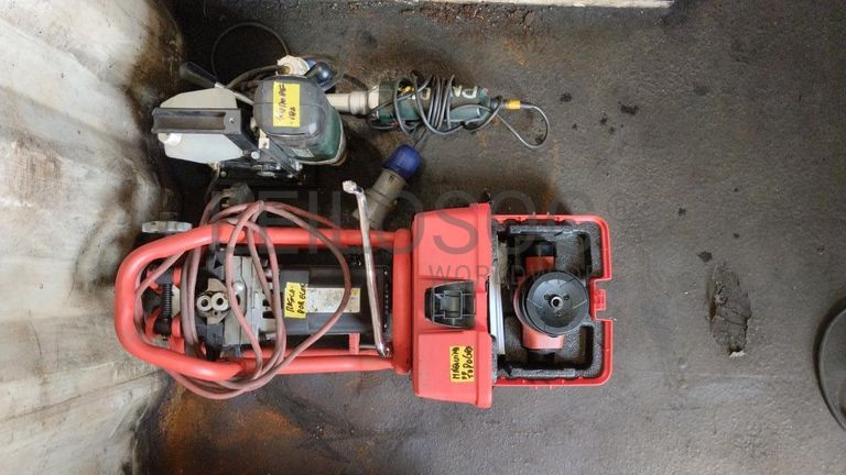 Furadeira + Compressor de Ar "Atlas Copco". + Diversos + Máquina multifuncional   + Guinchos + Macaco hidráulico   + Diversos + Diversos + Diversos + Diversos + Grampo   + Diversos + Diversos + Diversos + Diversos +  Tambores 400L de óleo hidráulico. + Bombas de abastecimento de óleo hidráulico   + Compressor de Ar   + Diversos + Tubos de mangueira   + Diversos + Botijão de gás 50L   + Diversos + Diversos + Contentor de 40P ·