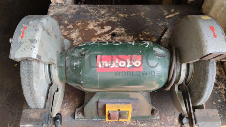 Furadeira + Compressor de Ar "Atlas Copco". + Diversos + Máquina multifuncional   + Guinchos + Macaco hidráulico   + Diversos + Diversos + Diversos + Diversos + Grampo   + Diversos + Diversos + Diversos + Diversos +  Tambores 400L de óleo hidráulico. + Bombas de abastecimento de óleo hidráulico   + Compressor de Ar   + Diversos + Tubos de mangueira   + Diversos + Botijão de gás 50L   + Diversos + Diversos + Contentor de 40P ·