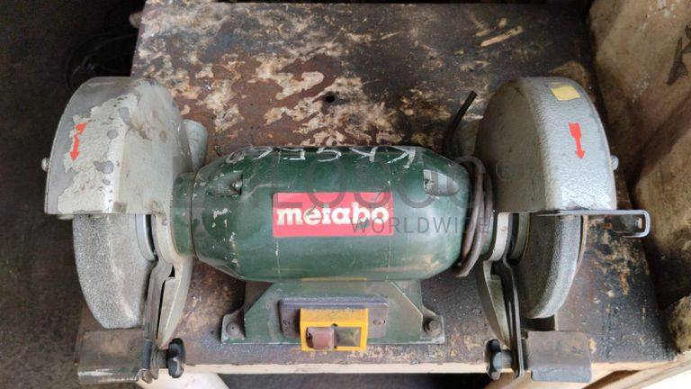 Furadeira + Compressor de Ar "Atlas Copco". + Diversos + Máquina multifuncional   + Guinchos + Macaco hidráulico   + Diversos + Diversos + Diversos + Diversos + Grampo   + Diversos + Diversos + Diversos + Diversos +  Tambores 400L de óleo hidráulico. + Bombas de abastecimento de óleo hidráulico   + Compressor de Ar   + Diversos + Tubos de mangueira   + Diversos + Botijão de gás 50L   + Diversos + Diversos + Contentor de 40P ·