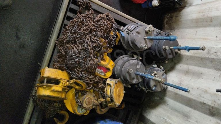 Furadeira + Compressor de Ar "Atlas Copco". + Diversos + Máquina multifuncional   + Guinchos + Macaco hidráulico   + Diversos + Diversos + Diversos + Diversos + Grampo   + Diversos + Diversos + Diversos + Diversos +  Tambores 400L de óleo hidráulico. + Bombas de abastecimento de óleo hidráulico   + Compressor de Ar   + Diversos + Tubos de mangueira   + Diversos + Botijão de gás 50L   + Diversos + Diversos + Contentor de 40P ·