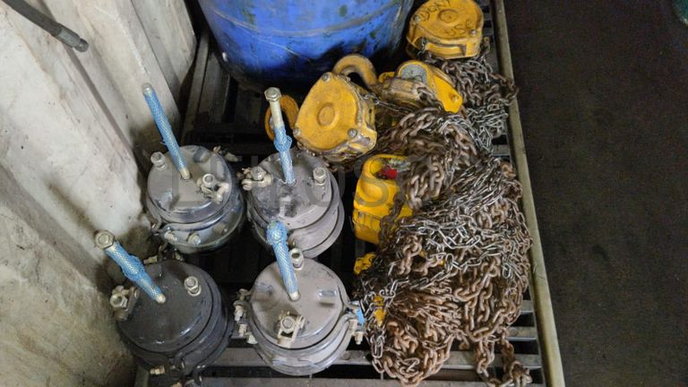 Furadeira + Compressor de Ar "Atlas Copco". + Diversos + Máquina multifuncional   + Guinchos + Macaco hidráulico   + Diversos + Diversos + Diversos + Diversos + Grampo   + Diversos + Diversos + Diversos + Diversos +  Tambores 400L de óleo hidráulico. + Bombas de abastecimento de óleo hidráulico   + Compressor de Ar   + Diversos + Tubos de mangueira   + Diversos + Botijão de gás 50L   + Diversos + Diversos + Contentor de 40P ·