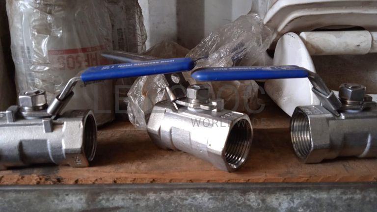 Diversos + Diversos + Gerador  + Diversos + Diversos + Diversos + Diversos + Diversos + Máquina de lichar + Cimento cola + Contentor de 40P ·