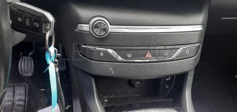 Peugeot 308 1.6 Blue HDI · Ano 2015