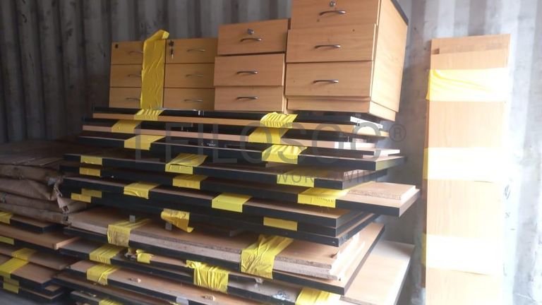 Pranchas metálicas + Mobiliario de escritorio + Mobiliário de escritório + Mobiliário de escritório + Armários metálicos + Mobiliário de escritório + Mobiliário de escritório + Mobiliário de escritório + Mobiliário de escritório + Ar Condicionado + Mobiliário de escritório + Diversos + Diversos + Pastas de arquivo + Contentor de 40P ·