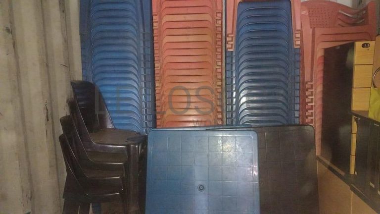 Pranchas metálicas + Mobiliario de escritorio + Mobiliário de escritório + Mobiliário de escritório + Armários metálicos + Mobiliário de escritório + Mobiliário de escritório + Mobiliário de escritório + Mobiliário de escritório + Ar Condicionado + Mobiliário de escritório + Diversos + Diversos + Pastas de arquivo + Contentor de 40P ·