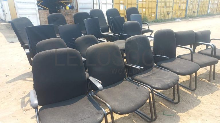 Pranchas metálicas + Mobiliario de escritorio + Mobiliário de escritório + Mobiliário de escritório + Armários metálicos + Mobiliário de escritório + Mobiliário de escritório + Mobiliário de escritório + Mobiliário de escritório + Ar Condicionado + Mobiliário de escritório + Diversos + Diversos + Pastas de arquivo + Contentor de 40P ·