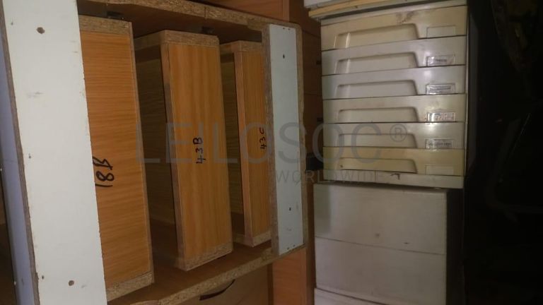 Pranchas metálicas + Mobiliario de escritorio + Mobiliário de escritório + Mobiliário de escritório + Armários metálicos + Mobiliário de escritório + Mobiliário de escritório + Mobiliário de escritório + Mobiliário de escritório + Ar Condicionado + Mobiliário de escritório + Diversos + Diversos + Pastas de arquivo + Contentor de 40P ·