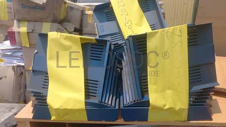 Pranchas metálicas + Mobiliario de escritorio + Mobiliário de escritório + Mobiliário de escritório + Armários metálicos + Mobiliário de escritório + Mobiliário de escritório + Mobiliário de escritório + Mobiliário de escritório + Ar Condicionado + Mobiliário de escritório + Diversos + Diversos + Pastas de arquivo + Contentor de 40P ·