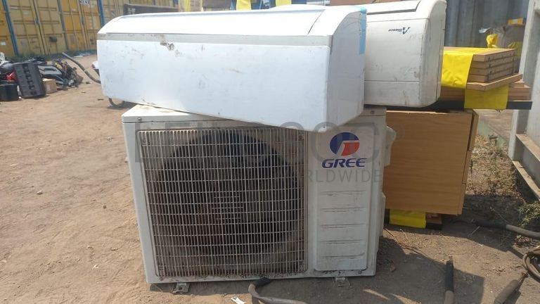 Pranchas metálicas + Mobiliario de escritorio + Mobiliário de escritório + Mobiliário de escritório + Armários metálicos + Mobiliário de escritório + Mobiliário de escritório + Mobiliário de escritório + Mobiliário de escritório + Ar Condicionado + Mobiliário de escritório + Diversos + Diversos + Pastas de arquivo + Contentor de 40P ·