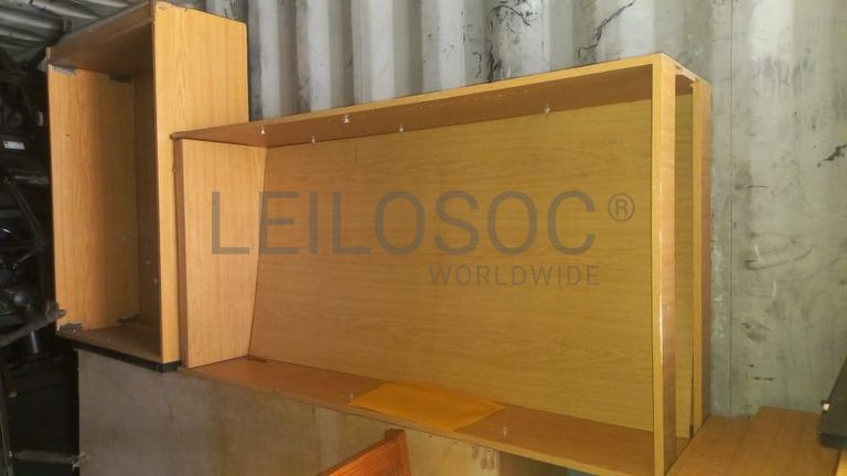 Pranchas metálicas + Mobiliario de escritorio + Mobiliário de escritório + Mobiliário de escritório + Armários metálicos + Mobiliário de escritório + Mobiliário de escritório + Mobiliário de escritório + Mobiliário de escritório + Ar Condicionado + Mobiliário de escritório + Diversos + Diversos + Pastas de arquivo + Contentor de 40P ·