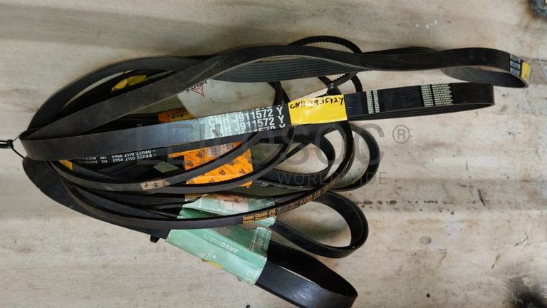 Furadeira + Compressor de Ar "Atlas Copco". + Diversos + Máquina multifuncional   + Guinchos + Macaco hidráulico   + Diversos + Diversos + Diversos + Diversos + Grampo   + Diversos + Diversos + Diversos + Diversos +  Tambores 400L de óleo hidráulico. + Bombas de abastecimento de óleo hidráulico   + Compressor de Ar   + Diversos + Tubos de mangueira   + Diversos + Botijão de gás 50L   + Diversos + Diversos + Contentor de 40P ·