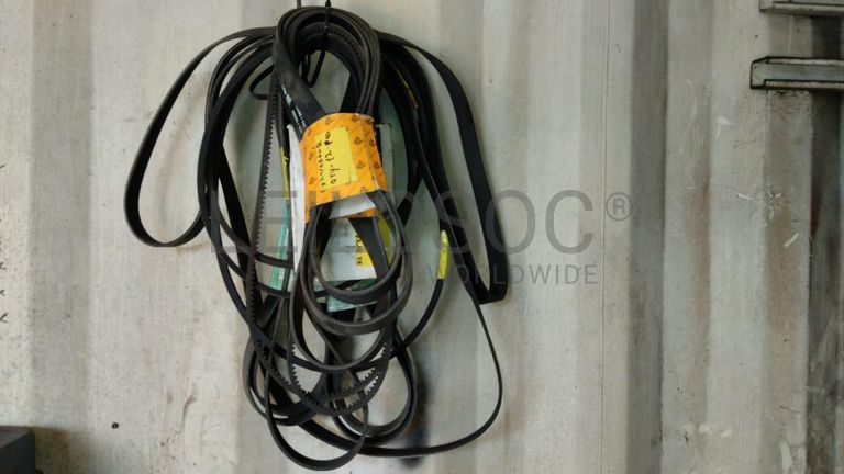 Furadeira + Compressor de Ar "Atlas Copco". + Diversos + Máquina multifuncional   + Guinchos + Macaco hidráulico   + Diversos + Diversos + Diversos + Diversos + Grampo   + Diversos + Diversos + Diversos + Diversos +  Tambores 400L de óleo hidráulico. + Bombas de abastecimento de óleo hidráulico   + Compressor de Ar   + Diversos + Tubos de mangueira   + Diversos + Botijão de gás 50L   + Diversos + Diversos + Contentor de 40P ·