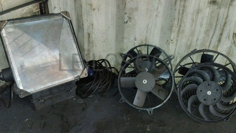 Furadeira + Compressor de Ar "Atlas Copco". + Diversos + Máquina multifuncional   + Guinchos + Macaco hidráulico   + Diversos + Diversos + Diversos + Diversos + Grampo   + Diversos + Diversos + Diversos + Diversos +  Tambores 400L de óleo hidráulico. + Bombas de abastecimento de óleo hidráulico   + Compressor de Ar   + Diversos + Tubos de mangueira   + Diversos + Botijão de gás 50L   + Diversos + Diversos + Contentor de 40P ·