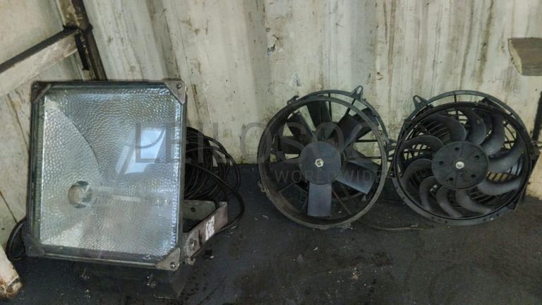 Furadeira + Compressor de Ar "Atlas Copco". + Diversos + Máquina multifuncional   + Guinchos + Macaco hidráulico   + Diversos + Diversos + Diversos + Diversos + Grampo   + Diversos + Diversos + Diversos + Diversos +  Tambores 400L de óleo hidráulico. + Bombas de abastecimento de óleo hidráulico   + Compressor de Ar   + Diversos + Tubos de mangueira   + Diversos + Botijão de gás 50L   + Diversos + Diversos + Contentor de 40P ·