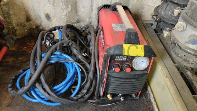 Furadeira + Compressor de Ar "Atlas Copco". + Diversos + Máquina multifuncional   + Guinchos + Macaco hidráulico   + Diversos + Diversos + Diversos + Diversos + Grampo   + Diversos + Diversos + Diversos + Diversos +  Tambores 400L de óleo hidráulico. + Bombas de abastecimento de óleo hidráulico   + Compressor de Ar   + Diversos + Tubos de mangueira   + Diversos + Botijão de gás 50L   + Diversos + Diversos + Contentor de 40P ·