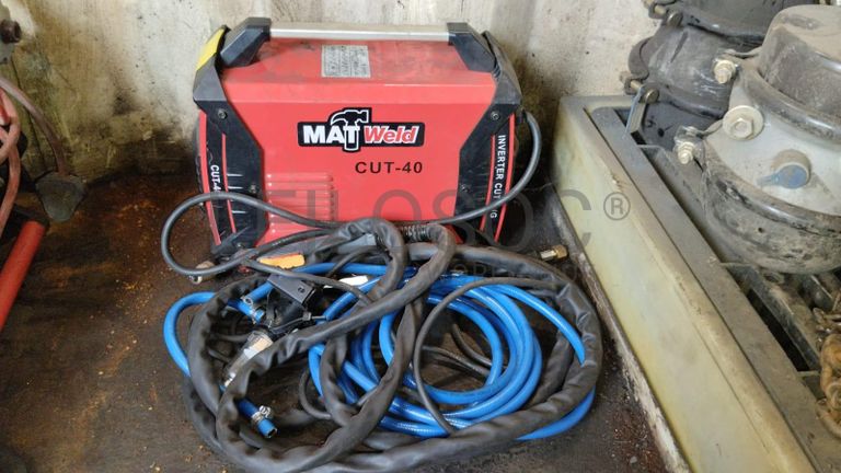 Furadeira + Compressor de Ar "Atlas Copco". + Diversos + Máquina multifuncional   + Guinchos + Macaco hidráulico   + Diversos + Diversos + Diversos + Diversos + Grampo   + Diversos + Diversos + Diversos + Diversos +  Tambores 400L de óleo hidráulico. + Bombas de abastecimento de óleo hidráulico   + Compressor de Ar   + Diversos + Tubos de mangueira   + Diversos + Botijão de gás 50L   + Diversos + Diversos + Contentor de 40P ·