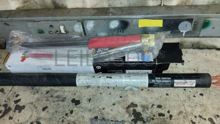 Furadeira + Compressor de Ar "Atlas Copco". + Diversos + Máquina multifuncional   + Guinchos + Macaco hidráulico   + Diversos + Diversos + Diversos + Diversos + Grampo   + Diversos + Diversos + Diversos + Diversos +  Tambores 400L de óleo hidráulico. + Bombas de abastecimento de óleo hidráulico   + Compressor de Ar   + Diversos + Tubos de mangueira   + Diversos + Botijão de gás 50L   + Diversos + Diversos + Contentor de 40P ·