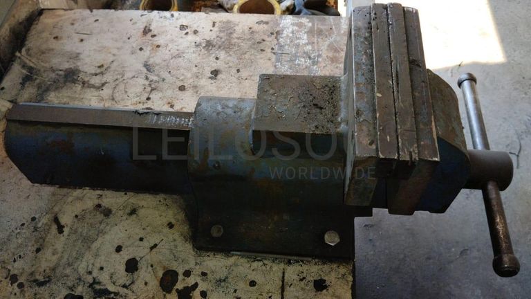 Furadeira + Compressor de Ar "Atlas Copco". + Diversos + Máquina multifuncional   + Guinchos + Macaco hidráulico   + Diversos + Diversos + Diversos + Diversos + Grampo   + Diversos + Diversos + Diversos + Diversos +  Tambores 400L de óleo hidráulico. + Bombas de abastecimento de óleo hidráulico   + Compressor de Ar   + Diversos + Tubos de mangueira   + Diversos + Botijão de gás 50L   + Diversos + Diversos + Contentor de 40P ·