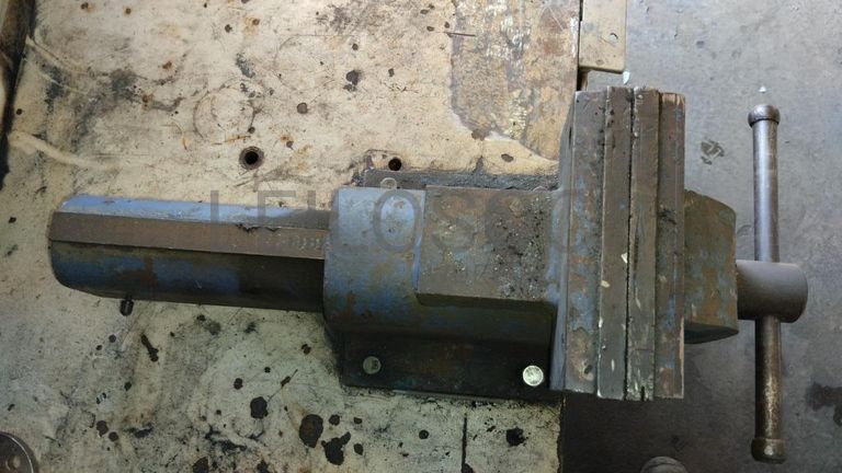 Furadeira + Compressor de Ar "Atlas Copco". + Diversos + Máquina multifuncional   + Guinchos + Macaco hidráulico   + Diversos + Diversos + Diversos + Diversos + Grampo   + Diversos + Diversos + Diversos + Diversos +  Tambores 400L de óleo hidráulico. + Bombas de abastecimento de óleo hidráulico   + Compressor de Ar   + Diversos + Tubos de mangueira   + Diversos + Botijão de gás 50L   + Diversos + Diversos + Contentor de 40P ·