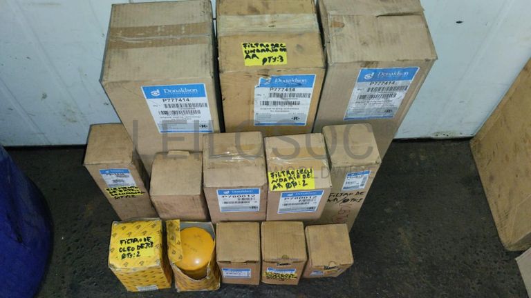 Furadeira + Compressor de Ar "Atlas Copco". + Diversos + Máquina multifuncional   + Guinchos + Macaco hidráulico   + Diversos + Diversos + Diversos + Diversos + Grampo   + Diversos + Diversos + Diversos + Diversos +  Tambores 400L de óleo hidráulico. + Bombas de abastecimento de óleo hidráulico   + Compressor de Ar   + Diversos + Tubos de mangueira   + Diversos + Botijão de gás 50L   + Diversos + Diversos + Contentor de 40P ·