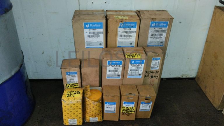 Furadeira + Compressor de Ar "Atlas Copco". + Diversos + Máquina multifuncional   + Guinchos + Macaco hidráulico   + Diversos + Diversos + Diversos + Diversos + Grampo   + Diversos + Diversos + Diversos + Diversos +  Tambores 400L de óleo hidráulico. + Bombas de abastecimento de óleo hidráulico   + Compressor de Ar   + Diversos + Tubos de mangueira   + Diversos + Botijão de gás 50L   + Diversos + Diversos + Contentor de 40P ·