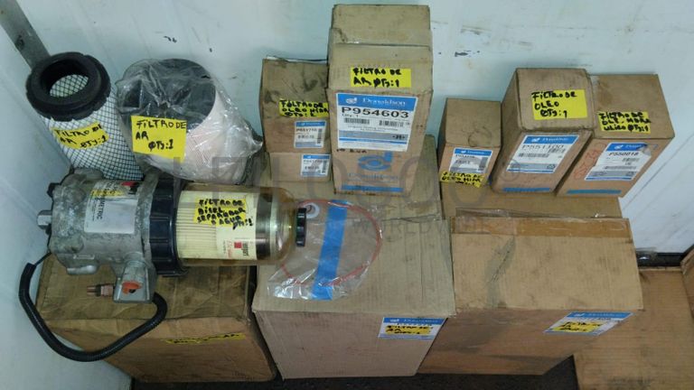 Furadeira + Compressor de Ar "Atlas Copco". + Diversos + Máquina multifuncional   + Guinchos + Macaco hidráulico   + Diversos + Diversos + Diversos + Diversos + Grampo   + Diversos + Diversos + Diversos + Diversos +  Tambores 400L de óleo hidráulico. + Bombas de abastecimento de óleo hidráulico   + Compressor de Ar   + Diversos + Tubos de mangueira   + Diversos + Botijão de gás 50L   + Diversos + Diversos + Contentor de 40P ·