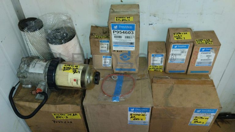 Furadeira + Compressor de Ar "Atlas Copco". + Diversos + Máquina multifuncional   + Guinchos + Macaco hidráulico   + Diversos + Diversos + Diversos + Diversos + Grampo   + Diversos + Diversos + Diversos + Diversos +  Tambores 400L de óleo hidráulico. + Bombas de abastecimento de óleo hidráulico   + Compressor de Ar   + Diversos + Tubos de mangueira   + Diversos + Botijão de gás 50L   + Diversos + Diversos + Contentor de 40P ·