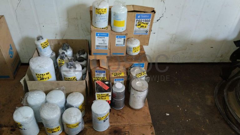 Furadeira + Compressor de Ar "Atlas Copco". + Diversos + Máquina multifuncional   + Guinchos + Macaco hidráulico   + Diversos + Diversos + Diversos + Diversos + Grampo   + Diversos + Diversos + Diversos + Diversos +  Tambores 400L de óleo hidráulico. + Bombas de abastecimento de óleo hidráulico   + Compressor de Ar   + Diversos + Tubos de mangueira   + Diversos + Botijão de gás 50L   + Diversos + Diversos + Contentor de 40P ·