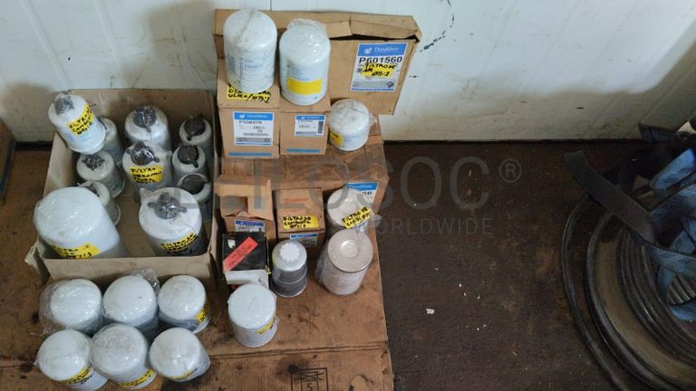 Furadeira + Compressor de Ar "Atlas Copco". + Diversos + Máquina multifuncional   + Guinchos + Macaco hidráulico   + Diversos + Diversos + Diversos + Diversos + Grampo   + Diversos + Diversos + Diversos + Diversos +  Tambores 400L de óleo hidráulico. + Bombas de abastecimento de óleo hidráulico   + Compressor de Ar   + Diversos + Tubos de mangueira   + Diversos + Botijão de gás 50L   + Diversos + Diversos + Contentor de 40P ·