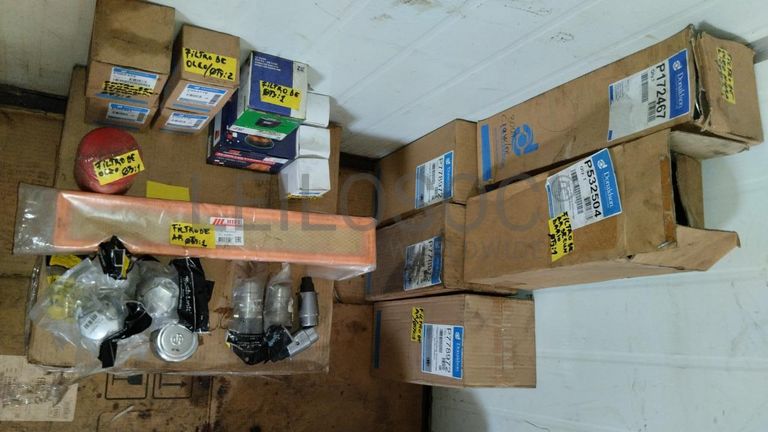 Furadeira + Compressor de Ar "Atlas Copco". + Diversos + Máquina multifuncional   + Guinchos + Macaco hidráulico   + Diversos + Diversos + Diversos + Diversos + Grampo   + Diversos + Diversos + Diversos + Diversos +  Tambores 400L de óleo hidráulico. + Bombas de abastecimento de óleo hidráulico   + Compressor de Ar   + Diversos + Tubos de mangueira   + Diversos + Botijão de gás 50L   + Diversos + Diversos + Contentor de 40P ·