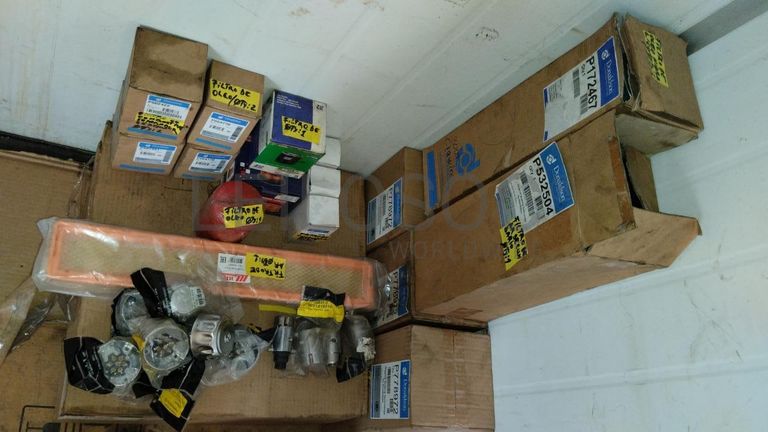 Furadeira + Compressor de Ar "Atlas Copco". + Diversos + Máquina multifuncional   + Guinchos + Macaco hidráulico   + Diversos + Diversos + Diversos + Diversos + Grampo   + Diversos + Diversos + Diversos + Diversos +  Tambores 400L de óleo hidráulico. + Bombas de abastecimento de óleo hidráulico   + Compressor de Ar   + Diversos + Tubos de mangueira   + Diversos + Botijão de gás 50L   + Diversos + Diversos + Contentor de 40P ·