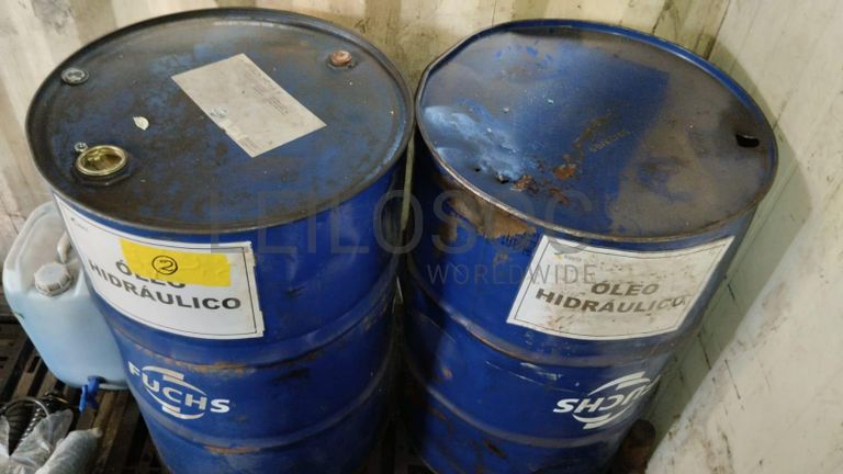 Furadeira + Compressor de Ar "Atlas Copco". + Diversos + Máquina multifuncional   + Guinchos + Macaco hidráulico   + Diversos + Diversos + Diversos + Diversos + Grampo   + Diversos + Diversos + Diversos + Diversos +  Tambores 400L de óleo hidráulico. + Bombas de abastecimento de óleo hidráulico   + Compressor de Ar   + Diversos + Tubos de mangueira   + Diversos + Botijão de gás 50L   + Diversos + Diversos + Contentor de 40P ·