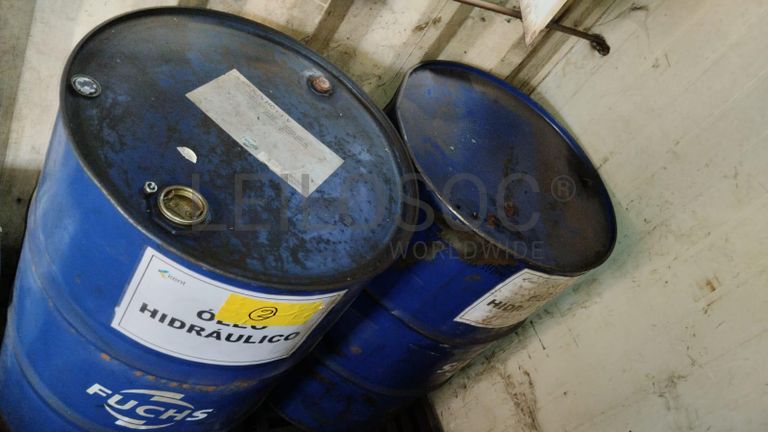 Furadeira + Compressor de Ar "Atlas Copco". + Diversos + Máquina multifuncional   + Guinchos + Macaco hidráulico   + Diversos + Diversos + Diversos + Diversos + Grampo   + Diversos + Diversos + Diversos + Diversos +  Tambores 400L de óleo hidráulico. + Bombas de abastecimento de óleo hidráulico   + Compressor de Ar   + Diversos + Tubos de mangueira   + Diversos + Botijão de gás 50L   + Diversos + Diversos + Contentor de 40P ·