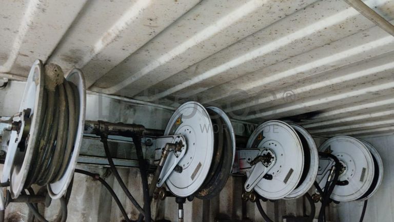 Furadeira + Compressor de Ar "Atlas Copco". + Diversos + Máquina multifuncional   + Guinchos + Macaco hidráulico   + Diversos + Diversos + Diversos + Diversos + Grampo   + Diversos + Diversos + Diversos + Diversos +  Tambores 400L de óleo hidráulico. + Bombas de abastecimento de óleo hidráulico   + Compressor de Ar   + Diversos + Tubos de mangueira   + Diversos + Botijão de gás 50L   + Diversos + Diversos + Contentor de 40P ·