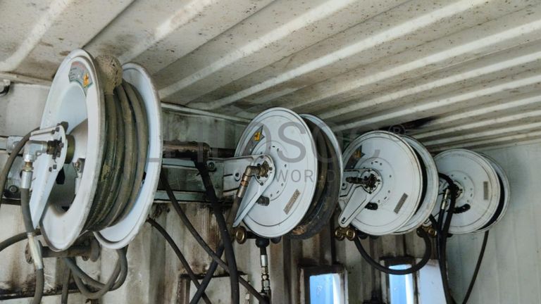 Furadeira + Compressor de Ar "Atlas Copco". + Diversos + Máquina multifuncional   + Guinchos + Macaco hidráulico   + Diversos + Diversos + Diversos + Diversos + Grampo   + Diversos + Diversos + Diversos + Diversos +  Tambores 400L de óleo hidráulico. + Bombas de abastecimento de óleo hidráulico   + Compressor de Ar   + Diversos + Tubos de mangueira   + Diversos + Botijão de gás 50L   + Diversos + Diversos + Contentor de 40P ·