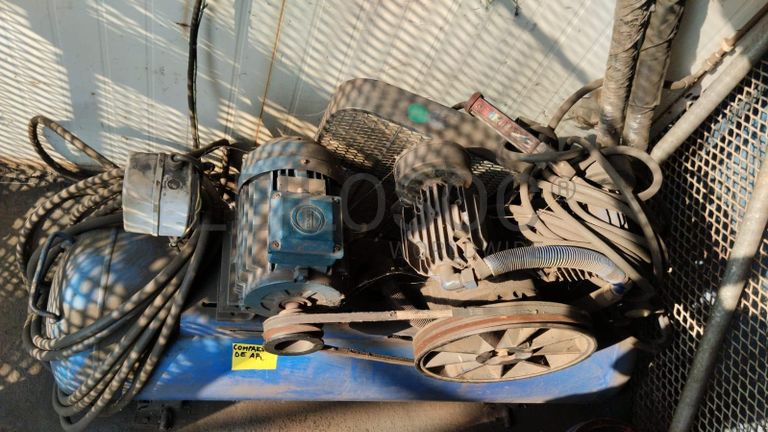 Furadeira + Compressor de Ar "Atlas Copco". + Diversos + Máquina multifuncional   + Guinchos + Macaco hidráulico   + Diversos + Diversos + Diversos + Diversos + Grampo   + Diversos + Diversos + Diversos + Diversos +  Tambores 400L de óleo hidráulico. + Bombas de abastecimento de óleo hidráulico   + Compressor de Ar   + Diversos + Tubos de mangueira   + Diversos + Botijão de gás 50L   + Diversos + Diversos + Contentor de 40P ·