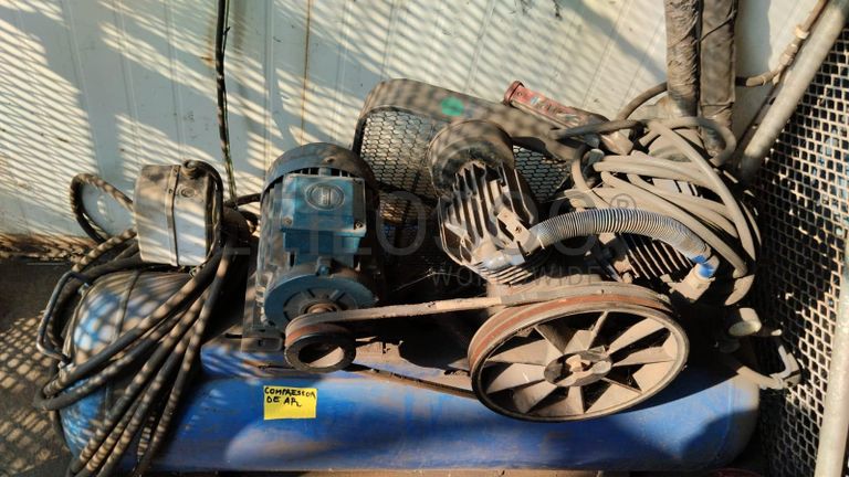 Furadeira + Compressor de Ar "Atlas Copco". + Diversos + Máquina multifuncional   + Guinchos + Macaco hidráulico   + Diversos + Diversos + Diversos + Diversos + Grampo   + Diversos + Diversos + Diversos + Diversos +  Tambores 400L de óleo hidráulico. + Bombas de abastecimento de óleo hidráulico   + Compressor de Ar   + Diversos + Tubos de mangueira   + Diversos + Botijão de gás 50L   + Diversos + Diversos + Contentor de 40P ·