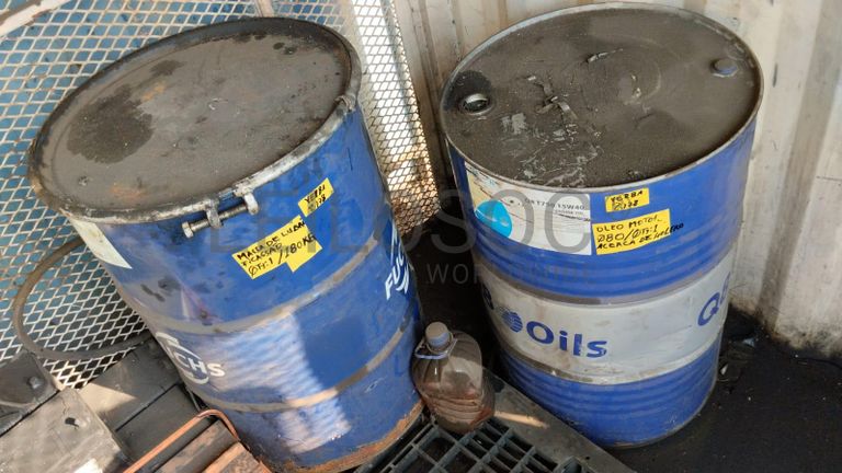 Furadeira + Compressor de Ar "Atlas Copco". + Diversos + Máquina multifuncional   + Guinchos + Macaco hidráulico   + Diversos + Diversos + Diversos + Diversos + Grampo   + Diversos + Diversos + Diversos + Diversos +  Tambores 400L de óleo hidráulico. + Bombas de abastecimento de óleo hidráulico   + Compressor de Ar   + Diversos + Tubos de mangueira   + Diversos + Botijão de gás 50L   + Diversos + Diversos + Contentor de 40P ·