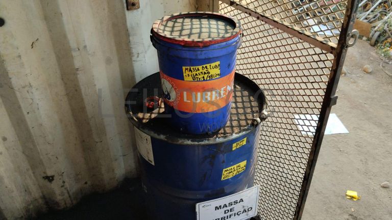 Furadeira + Compressor de Ar "Atlas Copco". + Diversos + Máquina multifuncional   + Guinchos + Macaco hidráulico   + Diversos + Diversos + Diversos + Diversos + Grampo   + Diversos + Diversos + Diversos + Diversos +  Tambores 400L de óleo hidráulico. + Bombas de abastecimento de óleo hidráulico   + Compressor de Ar   + Diversos + Tubos de mangueira   + Diversos + Botijão de gás 50L   + Diversos + Diversos + Contentor de 40P ·