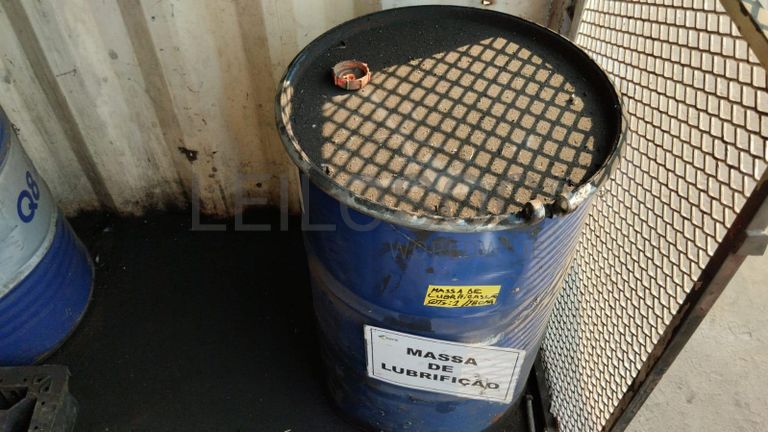 Furadeira + Compressor de Ar "Atlas Copco". + Diversos + Máquina multifuncional   + Guinchos + Macaco hidráulico   + Diversos + Diversos + Diversos + Diversos + Grampo   + Diversos + Diversos + Diversos + Diversos +  Tambores 400L de óleo hidráulico. + Bombas de abastecimento de óleo hidráulico   + Compressor de Ar   + Diversos + Tubos de mangueira   + Diversos + Botijão de gás 50L   + Diversos + Diversos + Contentor de 40P ·