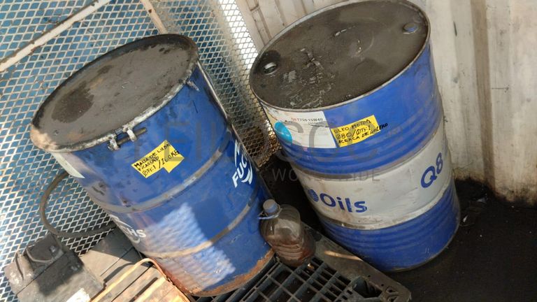 Furadeira + Compressor de Ar "Atlas Copco". + Diversos + Máquina multifuncional   + Guinchos + Macaco hidráulico   + Diversos + Diversos + Diversos + Diversos + Grampo   + Diversos + Diversos + Diversos + Diversos +  Tambores 400L de óleo hidráulico. + Bombas de abastecimento de óleo hidráulico   + Compressor de Ar   + Diversos + Tubos de mangueira   + Diversos + Botijão de gás 50L   + Diversos + Diversos + Contentor de 40P ·